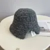 Chapéu de Pescador de Malha com Logo de Metal Retrô Estilo Japonês com Fenda nas Costas, Novo Chapéu Bucket Quente Outono e Inverno para Proteger as Orelhas, Fashion e Versátil
