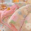 Novedad 2025 Estilo Pequeño Fresco Agradable a la Piel y Cómodo Set de Cuatro Piezas Estampado de Piel de Conejo para Hogar Dormitorio Cama Sábanas de Cama y Funda de Edredón Set de Tres Piezas