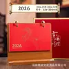 Calendario de Escritorio 2026 Año del Caballo Nuevo Marco de Madera Decoración de Oficina de Negocios Estilo Chino Cultural y Creativo Calendario Mensual Personalizado Caja de Regalo de Gama Alta