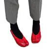Zapatos de mujer de piel de oveja súper suaves plisados rojo brillante 2026 nuevo estilo zapatos planos de ballet zapatos de pezuña de cerdo con punta dividida zapatos retro de un solo color