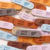Etiqueta de color hecha a mano amor dos agujeros gamuza repujada etiqueta de cuero etiqueta para sombrero bolso hecho a mano ropa infantil decoración de ropa