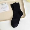 2023 otoño nuevos calcetines de mujer al por mayor color sólido dopamina media pantorrilla calcetines de algodón sueltos sentido moda calcetines de moda para mujer