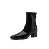 Estas botas son silenciosas, increíblemente estilizan y te hacen ver más alta.. Son perfectos para ir al trabajo y tienen un diseño delgado.. Son de la colección otoño/invierno 2026, con tacón grueso, tacón medio, punta cuadrada y material elástico. Son botas cortas para mujer