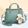 Bolsa da Moda para Mulheres 2025 Nova Bolsa de Ombro Casual Feminina Grande Capacidade Couro Macio Multi-Camadas Pingente de Urso Bolsa Feminina