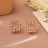 Aretes de trébol de cuatro hojas de circón, de alta gama, modernos y adecuados para el uso diario, que exudan un aura elegante; cobre con baño de oro de 18 quilates, joyería al por mayor