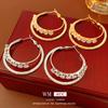 Brincos Argola Redondos de Zircônia com Pino de Prata Galvanizado a Ouro Real Nicho Alto Padrão Exquisitos Versáteis Brincos de Luxo Leve Elegantes para Mulheres