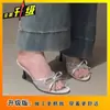 Chinelo Versátil Slip-On de Salto Stiletto Fino para Mulheres 2025 Verão Novo Estilo Laço Bico Redondo Bico Aberto Sandálias de Salto Alto