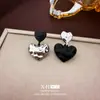 Brincos de Tarraxa Coração Estilo Ab com Laca Preta e Agulha de Prata para Mulheres, Luxo Leve, Simples, Modernos, Versáteis com um Toque Elegante e Sofisticado
