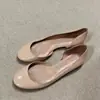 Zapatos Planos de Estilo Retro Blanco-Realzador Rojo con Punta Redonda y Corte Lateral para Mujer 2026 Nuevo Estilo Sandalias Planas tipo Mocasín de Ballet para Mujer