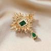 Broche de cruz barroca estilo palacio con ramillete de esmeralda y diamantes de imitación, accesorio de abrigo vintage de estilo británico de lujo y de alta calidad.