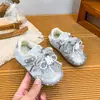 Tênis de Treinamento Alemão Infantil com Renda de Coelhinho Estilo Primavera/Outono 2026 Bolinhas Fofo Antiderrapante Solado Macio Menina Sapatos Casuais Forrest Gump