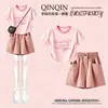 Novo conjunto de moda verão para meninas: top de manga curta com estampa de letras e shorts casuais de perna larga, conjunto simples de duas peças