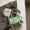 Bolsa de Couro Amassado Estilo Retrô Americano para Axila de Motociclista Estilo Garota Popular Rebites Metálicos Bolsa Almofada Versátil para o Dia a Dia Bolsa Transversal Feminina