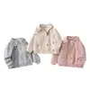 Nuevo cárdigan de estilo primavera y otoño para niños y niñas, tejido gofrado agradable a la piel con bordado de oso, ropa infantil Yang'an