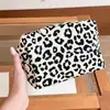 Bolsa de Cosméticos Azul de Mezclilla con Estampado de Leopardo de Gran Capacidad Portátil, Bolsa de Almacenamiento para Cuidado de la Piel para Viajes y Viajes de Negocios, Bolso de Mano de Alta Gama