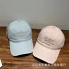 Boné de Baseball Bordado com Letra Nova Moda Estilo Coreano Chapéu de Sol Versátil Boné Casual para Viagem ao Ar Livre para Homens e Mulheres