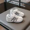 Tênis de treino infantis alemães, novo modelo de outono, tênis de cano baixo com velcro para meninos e meninas, tênis casuais leves de sola macia para corrida
