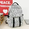 Mochila con Graffiti de Letras en Tono Gris, Estilo Urbano, Soleada y Elegante, para Estudiantes de Secundaria y Preparatoria, Resistente y Duradera, Mochila con Múltiples Compartimentos