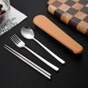 Juego de tres piezas de tenedor, cuchara y palillos de acero inoxidable de alto valor para estudiantes, vajilla portátil, creativo, tenedor, cuchara, combinación de colores, caja de almacenamiento