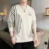 Camiseta de manga larga al por mayor para hombre primavera y otoño top de cuello redondo camiseta base moderno combinación de colores suéter holgado a rayas con personalidad