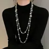 Collar de perlas vintage en capas, sensación de lujo ligero y alta gama, cadena versátil para suéter, accesorio de ropa popular de nicho para mujer