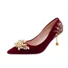 Grulla de Almohada Blanca Bordado Chino Zapatos de Boda para Mujer Vestido Xiuhe Dos Formas 2026 Estilo Nuevo Tacones Rojos No Cansan los Pies Tacones Bajos