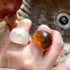Anel Resin Maillard Retrô de Aba Larga para Mulheres Luxo Acessível Anel de Dedo Indicador Âmbar de Ponta Design de Nicho Anel Exagerado