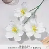 Ramo falso de simulación de color blanco terminado con flores de seda artificial para boda, fila de flores de plástico, arreglo de boda de alta calidad