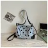 Bolsa de Tecido de Bolinhas de Moda de Nicho de Verão de Alta Qualidade, Bolsa de Ombro Exclusiva para Uso Externo para Mulheres, Bolsa de Ombro Versátil de Grande Capacidade para Mulheres