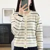 Cardigã de malha listrado com gola redonda em algodão puro para mulheres, com detalhes de botões dourados, mangas compridas, corte solto e um estilo clássico inspirado em Chanel, perfeito para primavera e outono.