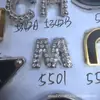 Venta Directa de Fábrica de Diversas Placas de Aleación de Zinc Marca Miao, Etiquetas de Letras Metálicas, Etiquetas Cosidas a Mano y Etiquetas para Ropa