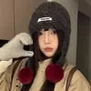 Gorro de Punto con Pompón de Contraste de Color Dulce, Gorro Lei Feng Grueso y Cálido, Gorro de Lana para Mujer Otoño/Invierno al por Mayor
