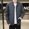 Directamente del fabricante, esta chaqueta para hombre es perfecta para primavera y otoño. Presenta un estilo coreano de moda, es casual y versátil, y ofrece un look elegante.