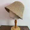 Sombrero de pescador de ala ondulada para mujer, estilo coreano, versátil para otoño e invierno, hace que la cara se vea más pequeña, sombrero cubo cálido, sombrero cubo de cuadros retro japonés