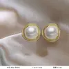 Versão coreana estilo TikTok de brincos de pérola populares para mulheres, luxo leve com sensação de alta qualidade, brincos versáteis de nicho, acessórios de orelha elegantes e modernos