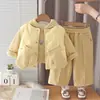 Conjunto de sudadera moderno Otoño/Invierno 2026 para bebés y niños pequeños, con diseño de capucha con lazo, forro polar y conjunto de tres piezas