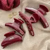 Pinza para el Cabello de Letras Rojas de Alta Gama para Mujer 2025 Nuevo Estilo Retro de Nicho para Recogidos en la Parte Trasera de la Cabeza Pinza de Tiburón Accesorio para el Cabello de Otoño e Invierno