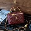 Bolsa Balde Retrô de Mão Fashionável para Mulheres 2025 Novo Estilo Pequena Acolchoada com Corrente Bolsa de Ombro Versátil Transversal