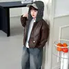 2344 Jaqueta Masculina de Primavera e Outono 2026 Novo Estilo Coreano Moda Cool Jaqueta de Couro Falsa Duas Peças para Meninos