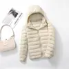 Chaqueta Ligera de Plumas para Mujer Corta de Plumón de Pato Blanco Nueva Otoño e Invierno 2024 Ajuste Delgado Talla Grande con Capucha Bolsa de Almacenamiento