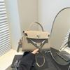 Bolsa Kelly Simples e Elegante para Mulheres 2025 Verão Nova Moda com Fecho Bolsa de Ombro Transversal Pequena Quadrada da Moda