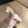 Sandalias coreanas de tacón alto con hebilla dorada y estampado de cocodrilo para mujer, sandalias de playa de verano con suela blanda de tacón medio para uso en exteriores