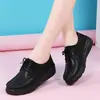 Sapatos de enfermeira Mousideng femininos, brancos, com sola macia, antiderrapantes, novos sapatos médicos de sola plana estilo coreano com aumento interno de altura para médicos