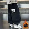 Jeans con Forro de Felpa para Niños Otoño/Invierno 2026 Estilo Nuevo Pantalones de Felpa Frescos y Elegantes Todo en Uno Pantalones de Linterna Estilo Urbano para Bebé