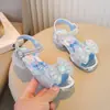 Sandalias para niñas 2025 verano nuevo niños suela suave moda estilo verano niños medianos y grandes niña pequeña zapatos de princesa Elsa