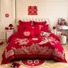 Juego de boda de cuatro piezas de alta gama en color rojo brillante estilo chino con bordado de dragón y fénix, juego de ropa de cama de algodón para la boda para el nuevo hogar