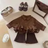 ¡Retro estilo coreano! Conjunto de dos piezas para niña con una camisa color Maillard de cuello mandarín y bajo con volantes, combinado con pantalones ligeramente acampanados
