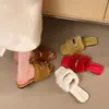 Pantuflas peludas con hebilla metálica únicas y sofisticadas para mujer, adecuadas para usar al aire libre en otoño e invierno, sandalias planas tipo slip-on de pelo de conejo auténtico a la moda