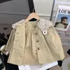 Abrigo de Moda con Flores 3D para Niñas 2026 Otoño Nuevo Elegante Gabardina de Manga Larga Atuendo Versátil de Otoño para Niñas Pequeñas