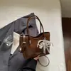 2026 nuevo bolso tejido de nicho de alta gama, bolso tipo cubo, bolso tipo dumpling, bolso simple y elegante de alta gama para llevar debajo del brazo para mujer